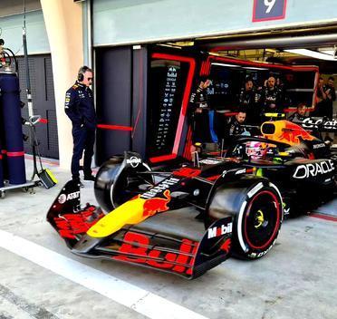 包含法拉利逆转红牛二队，塞恩斯统治全场的词条